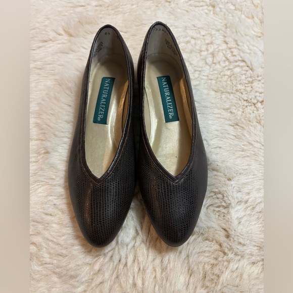 Naturalizer Dark Brown Leather Embossed Flats size 6.5 - Picture 2 of 8